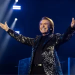 Raphael regresa a los escenarios con un público completamente entregado