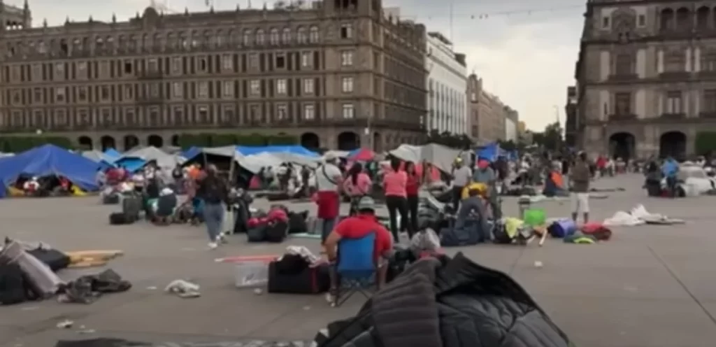 Explanada del Zócalo con casas de campaña de maestros