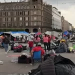 Explanada del Zócalo con casas de campaña de maestros