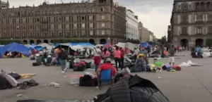 Explanada del Zócalo con casas de campaña de maestros
