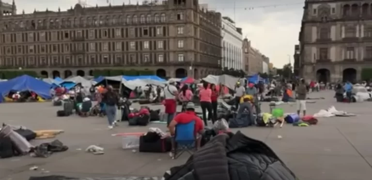 Explanada del Zócalo con casas de campaña de maestros