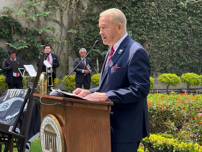 Embajador de Estados Unidos durante una conferencia.