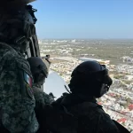 Militares en helicóptero.