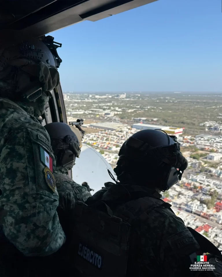 Militares en helicóptero.