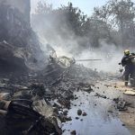 Bomberos trabajan en el lugar del accidente aéreo ocurrido el jueves en la ciudad de Ahmedabad, en el estado de Gujarat.