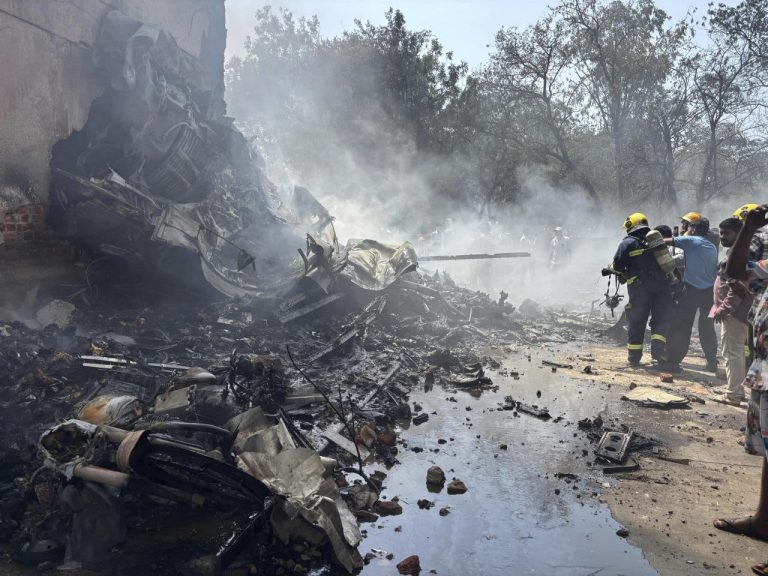 Bomberos trabajan en el lugar del accidente aéreo ocurrido el jueves en la ciudad de Ahmedabad, en el estado de Gujarat.