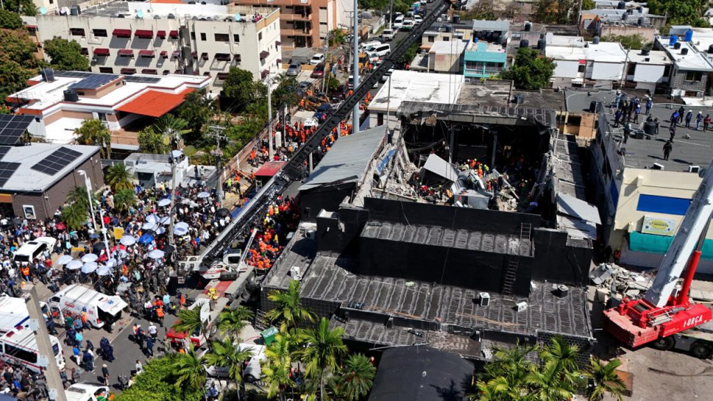 Rescatistas buscan a sobrevivientes en el club nocturno Jet Set después de que el techo del lugar se viniera abajo durante un concierto de merengue. Foto: AP